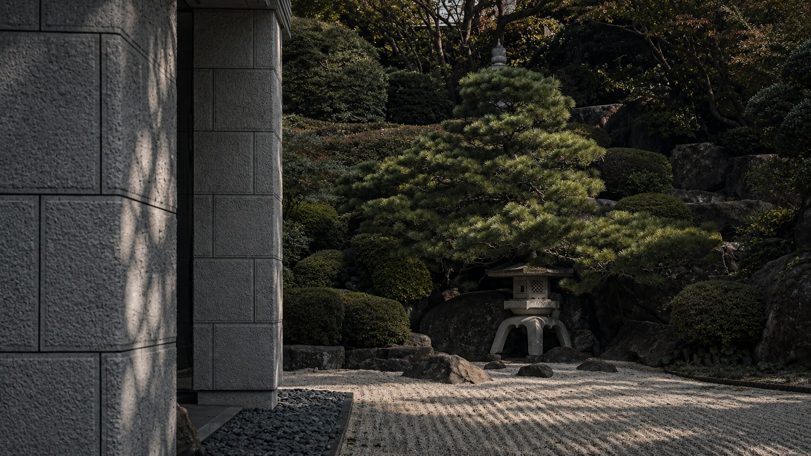 薄暮の庭園へと続く、石壁の奥行き。OMOTOが守る土地の一角(Brand Visual)。